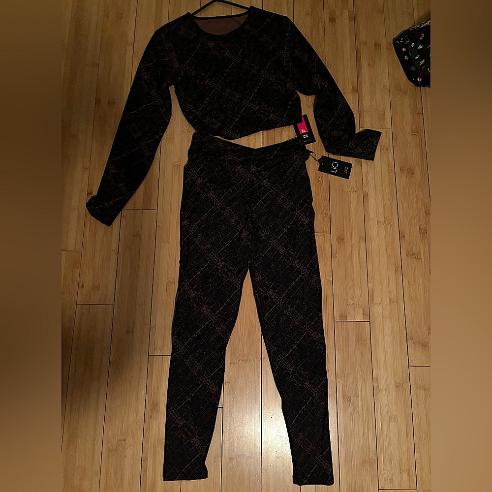 Lici fit pattern leggings, cropped long sleeve shirt. Athletic material. XL